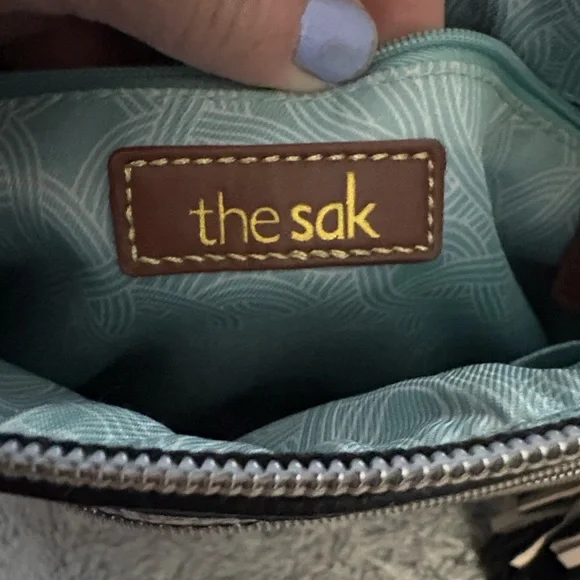 Le Sak Stylish Black and White Crossbody Bag - Picture 5 of 11